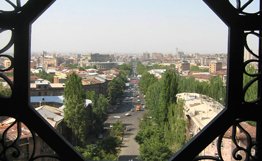 "Излучающие свет носки": Армянский миллиардер открыл центр имени се